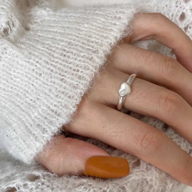 Anello d'amore al chiaro di luna bianco per le donne fredde ed eleganti mini minimalista giapponese e coreano anello forestale versatile e di fascia alta