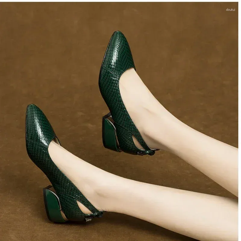 Chaussures habillées pompes femelle 2024 Fashion printemps cuir souple bouche peu profonde femme célibataire talon épais pointu de l'orteil des femmes zapatos