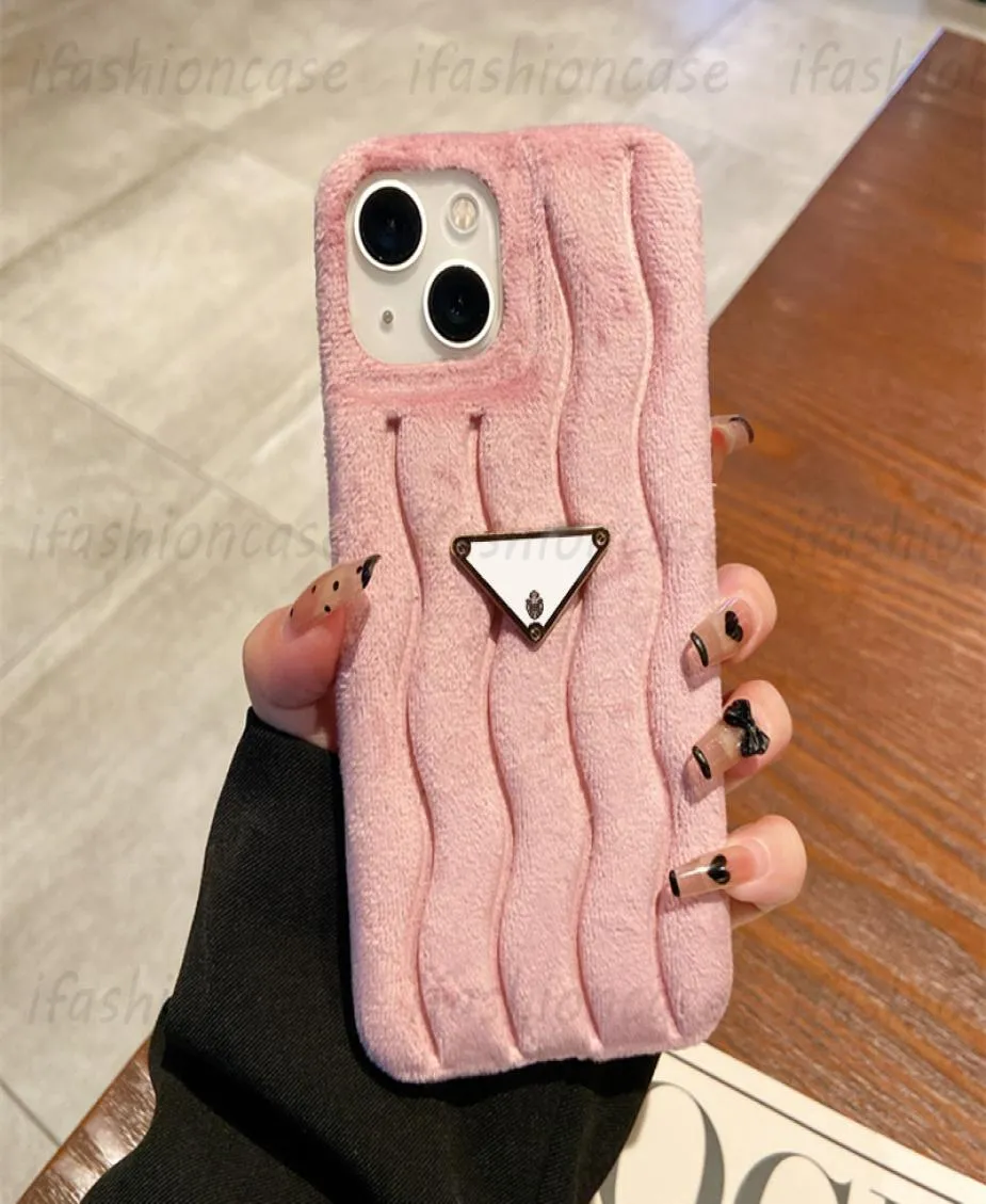 デザイナーの電話ケースファッションファーリー波状穀物PケースIPhone 14 Pro Max Plus 13 12 11 Luxury Pink Plush Phonecase Cover Shell 57461466