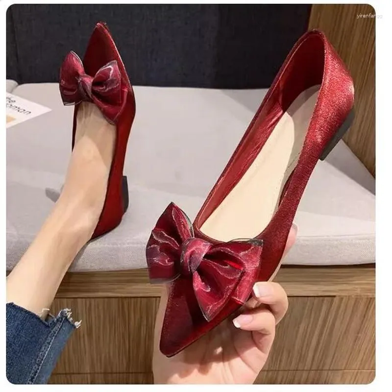 Lässige Schuhe Schwarze Farbe Flach weibliche weibliche spitze 2024 Frühlings Sommer Red Low Heel Bogen Hochzeit Brautschuhpumpen