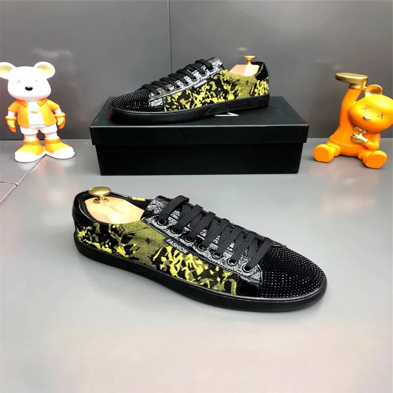 2024 Nuove scarpe per uomini Scarpe sport casual Stampa di tela fidabile scarpe da skateboard piatta giovanile cool sneaker