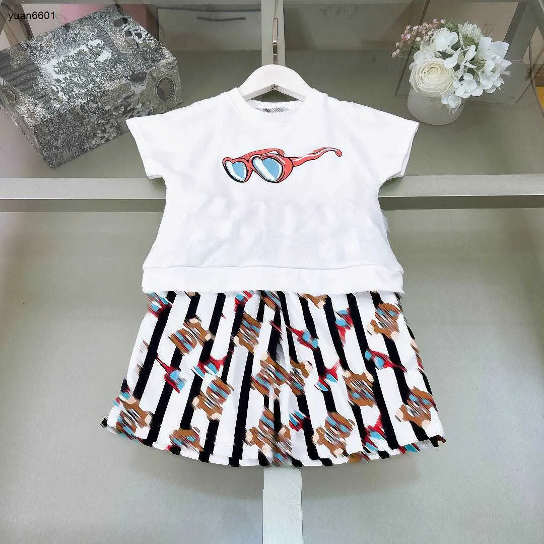 Populära baby spårdräkter pojkar kortärmad kostym barn designer kläder storlek 100-140 cm t-skjorta och björn mönstrade randiga shorts 24 april