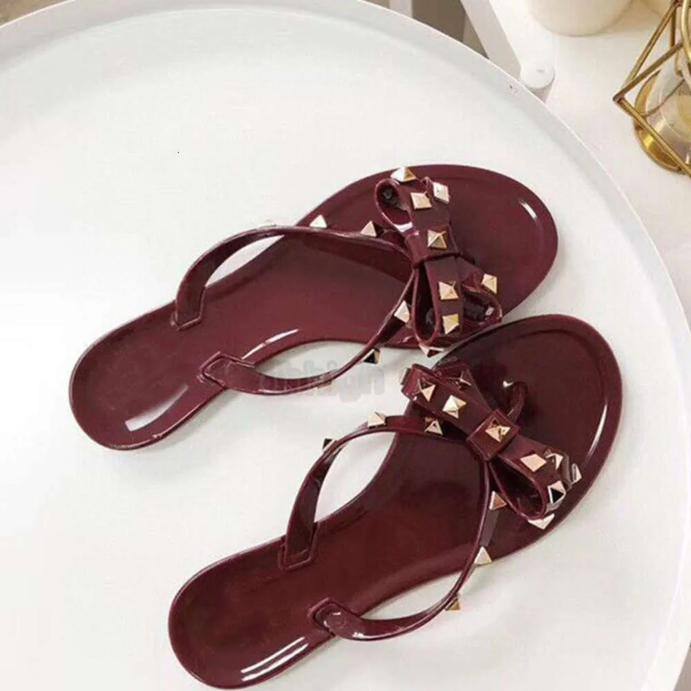 Designer Sandalen Zomer Women Beach Flops Flops Shoes Classic Quality Studded Ladies Cool Bow Knoop platte slipper vrouwelijke klinknagel jelly sandalen schoenen topkwaliteit