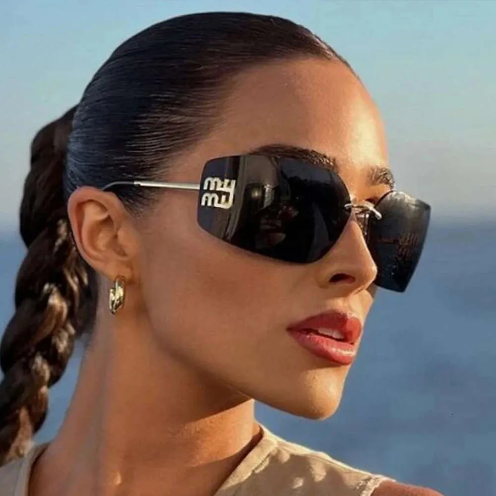 Metallramlösa böjda solglasögon för kvinnors moderna Instagram konkava formade solglasögon, fashionabla gatufoton, fyrkantiga glasstrend