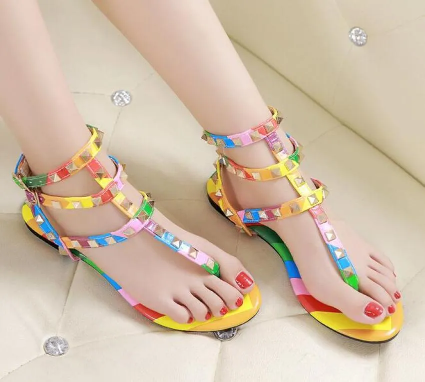 Kaliteli Moda Gökkuşağı Renk Sandalet Kadın Tasarımcı Marka Perçinleri Flip Flops T Strap-Sandals ayak bileği Kemer Roman Ayakkabı3316482