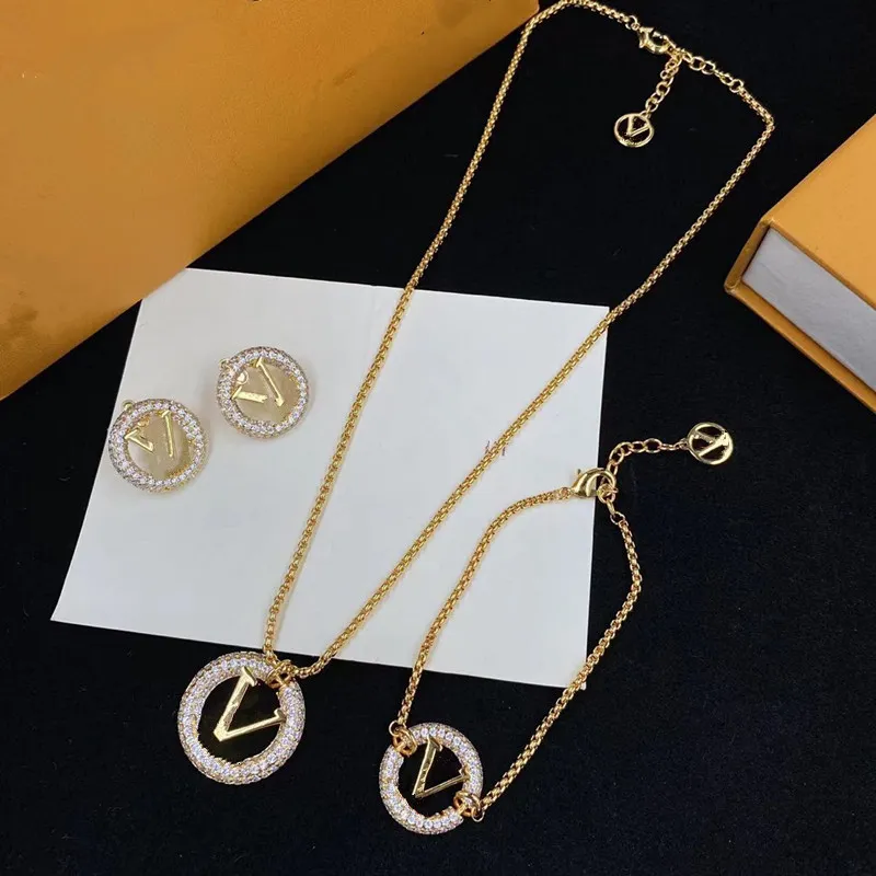 Z klasycznym designerskim naszyjnikami Bransoletki Zestaw Zestaw 18k złota platowana moda Letter Diamond Wisiant Naszyjnik Urocze kobiety uwielbiają zestawy biżuterii