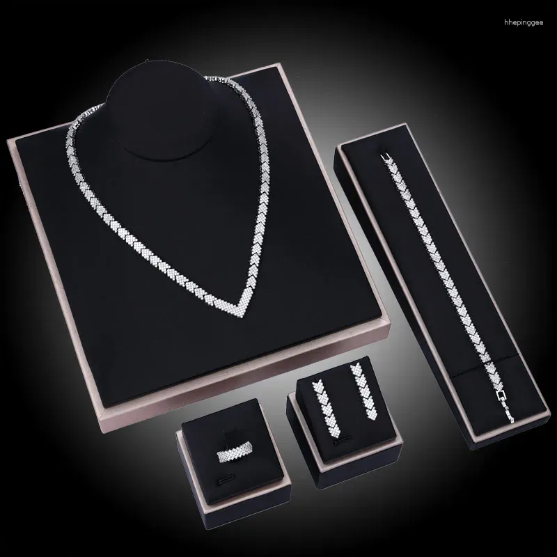 Boucles d'oreilles de collier Ensemble 2024 Magnifique Zirconia Simple Fashion Wedding Jewelry CZ Bracelet Anneau pour la décoration quotidienne des femmes