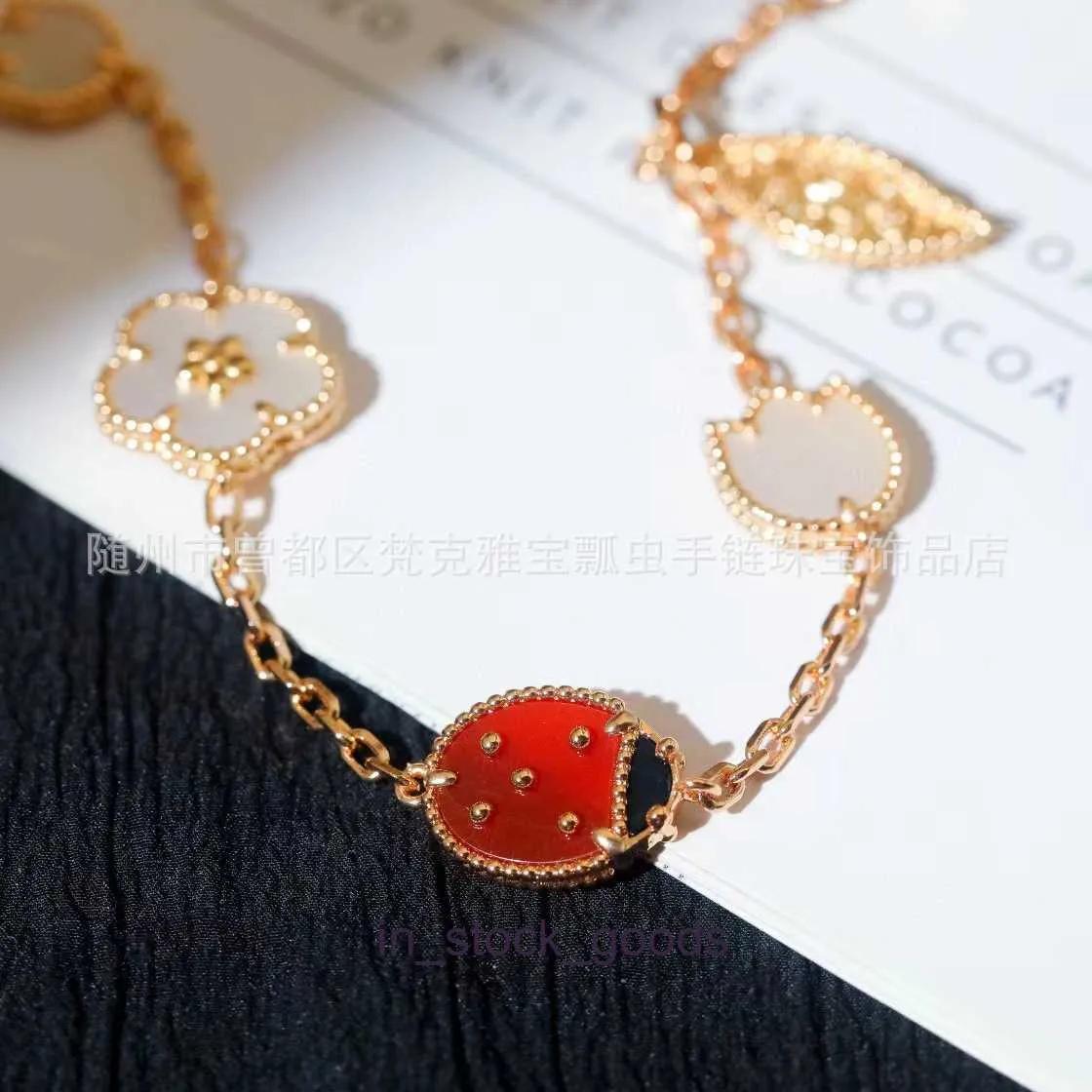 أساور المصمم الراقية لـ Vancleff Five Flower Ladybug Bracelet Womens High Version Clover Beetle Bracelet Plated 18K Rose Gold Bracelet Original 1to1