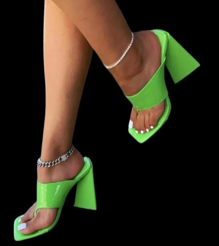 Slippels Zomer Fashion Women Patent Leather Green Red Sandalen vierkante teen Dikke Hoge Heels Flip Flops Party Shoes7934935