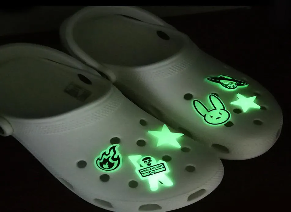 20st Bad Bunny Glow Shoe Charms Lysande spännen charmdekoration, skor tillbehör som glödar upp i Dark5619657