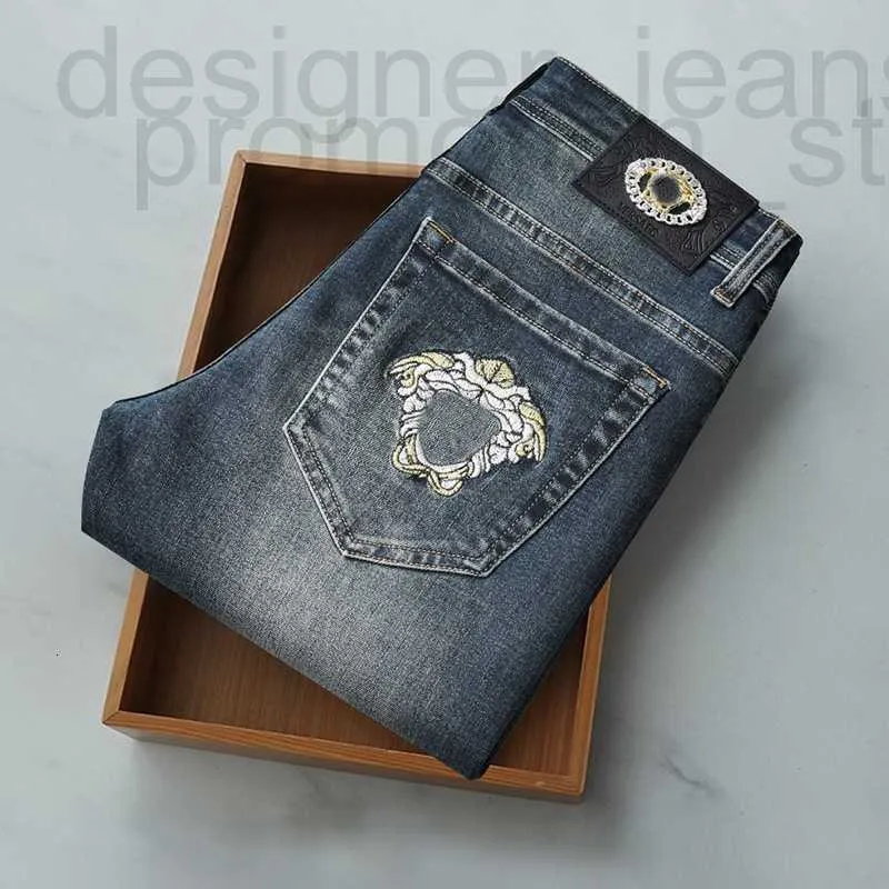 Designer en jeans masculin Medusa Mendum et jeans d'hiver à la mode pour hommes avec une broderie élastique, un pantalon à tendance de luxe léger DTC2 Pygn