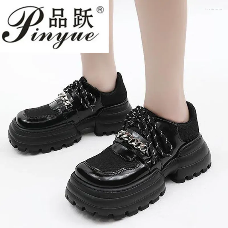 Zapatos de vestir plataforma de cadena de metal lolita mujer gótica de primavera de primavera de primavera bombas de cuero de patente dedo cuadrado pequeño