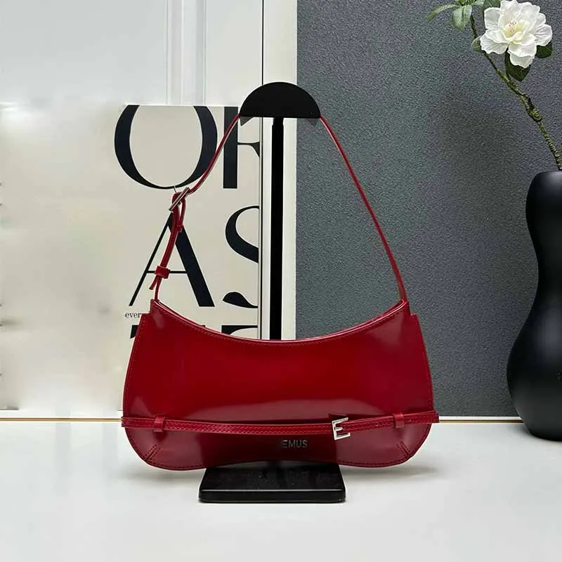 Sac à bandoulière de créateur femme Chiquitos Cherry Sac Luxury Woman Underarm Sac en cuir brillant Fashion Crossbody Fody Testes Metal Letter Logo Purse Red Clutch Gutlet