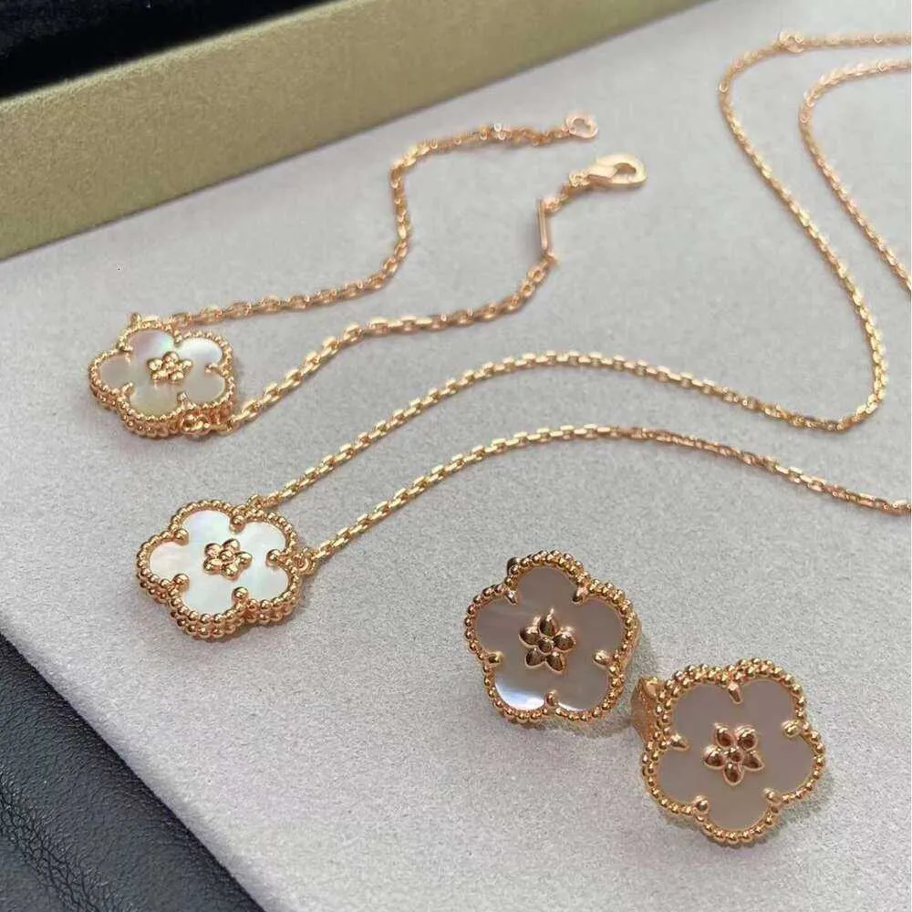 ペンダントネックレスデザイナーイヤリング4Four Leaf Clover Charm High Edition Plum Blossom Necklace Bracetuds New Thick Plated K Rose Gold White Fritillaria Cla