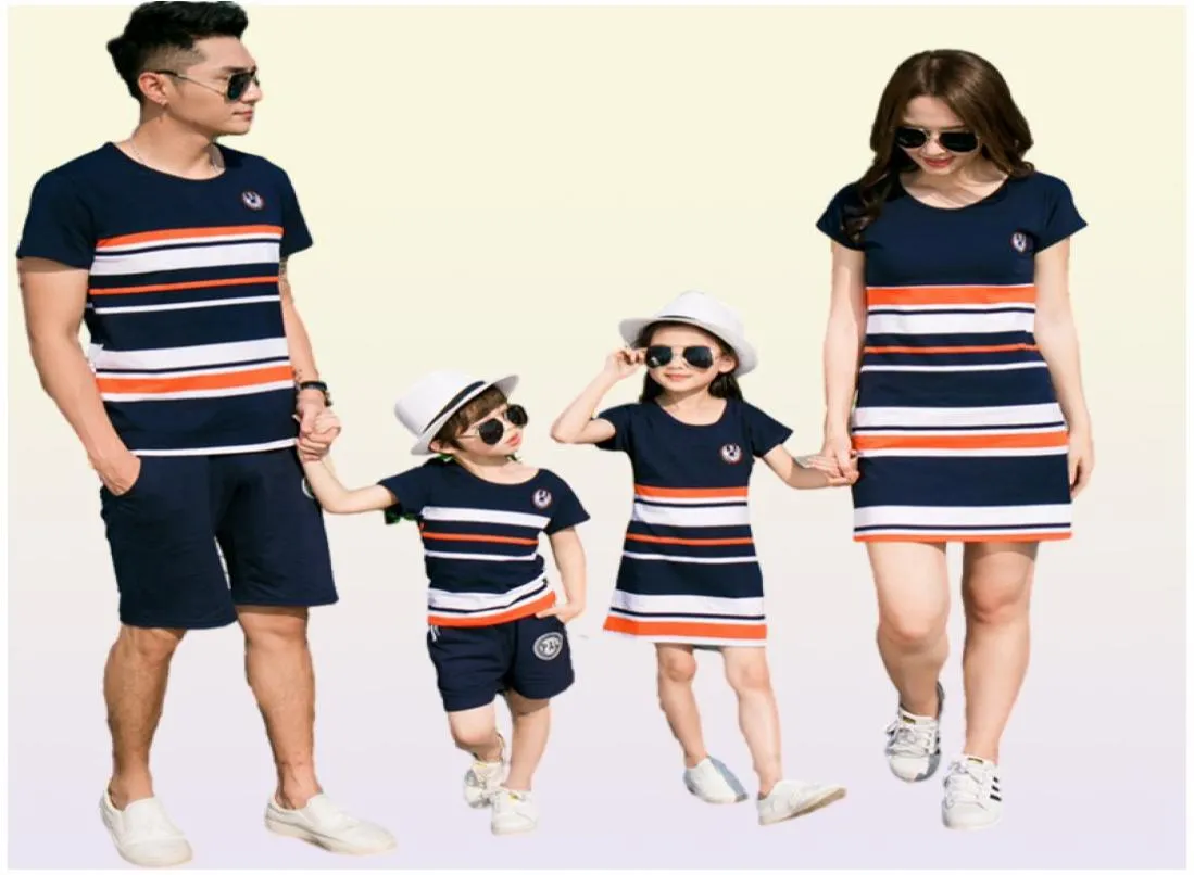 Familjen Look Dress Mother Daughter Clothes Summer Fashion Randig Tshirt Matchande kläder Far Son Baby Boy Girl Clothing Y200712998521