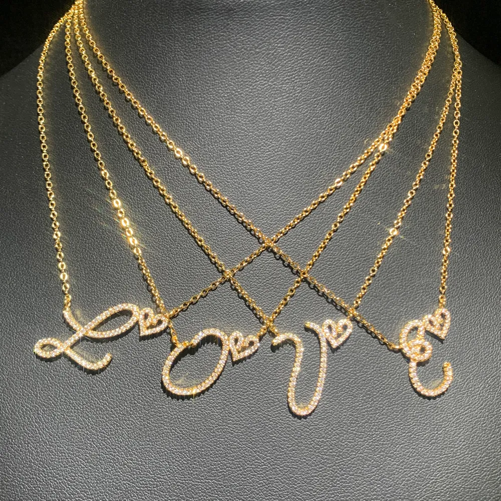 Neue anfängliche Kursivbuchstaben mit Herzheizen Halsketten aus dem anfänglichen Halsketten Bling cz gepflasterte Modeschmuck Collier aus