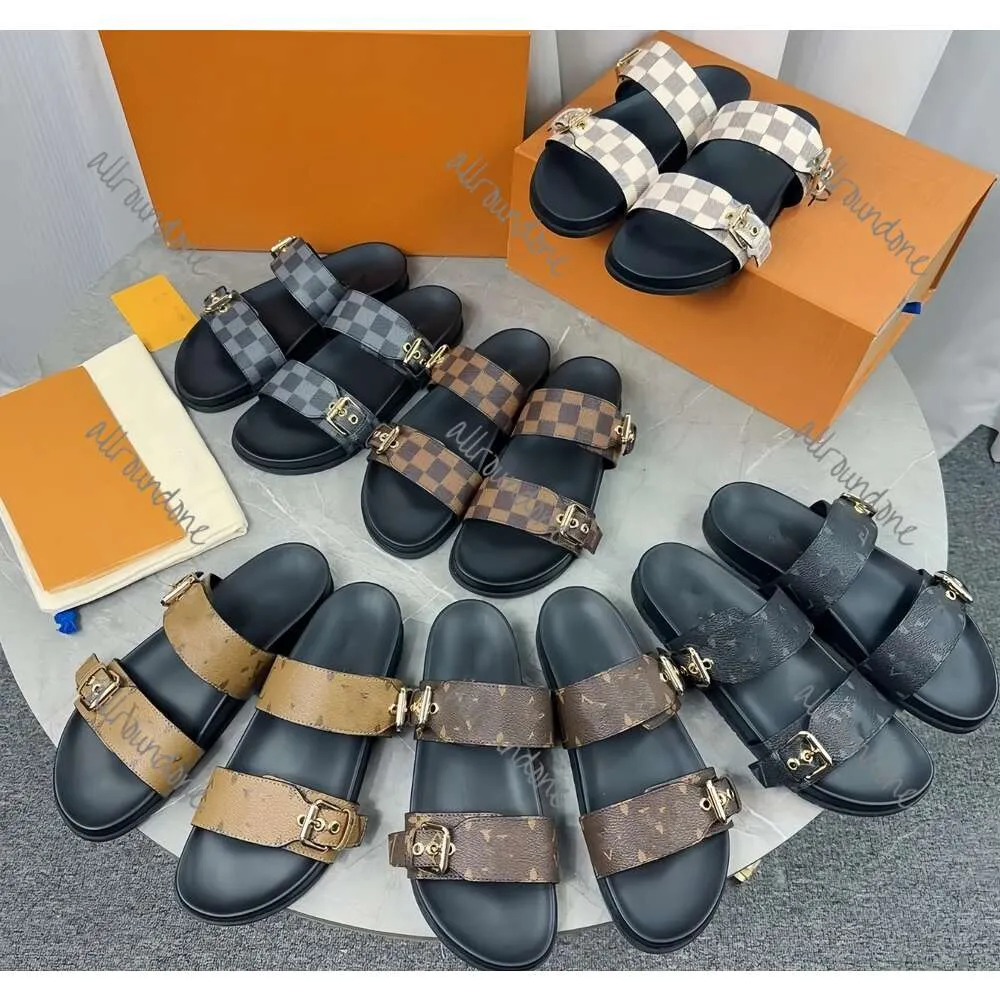 Designer Brand Femmes Luxury Slippers Sandals Chaussures de chambre Femmes Chaussures décontractées Piscine Place Chaussures Soumed Black Black Summer