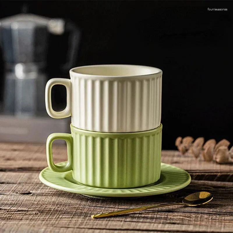 Tasses en céramique tasse de café ensemble fleur domestique dans l'après-midi Thé à céréales verticales et soucoupe d'eau verte blanche