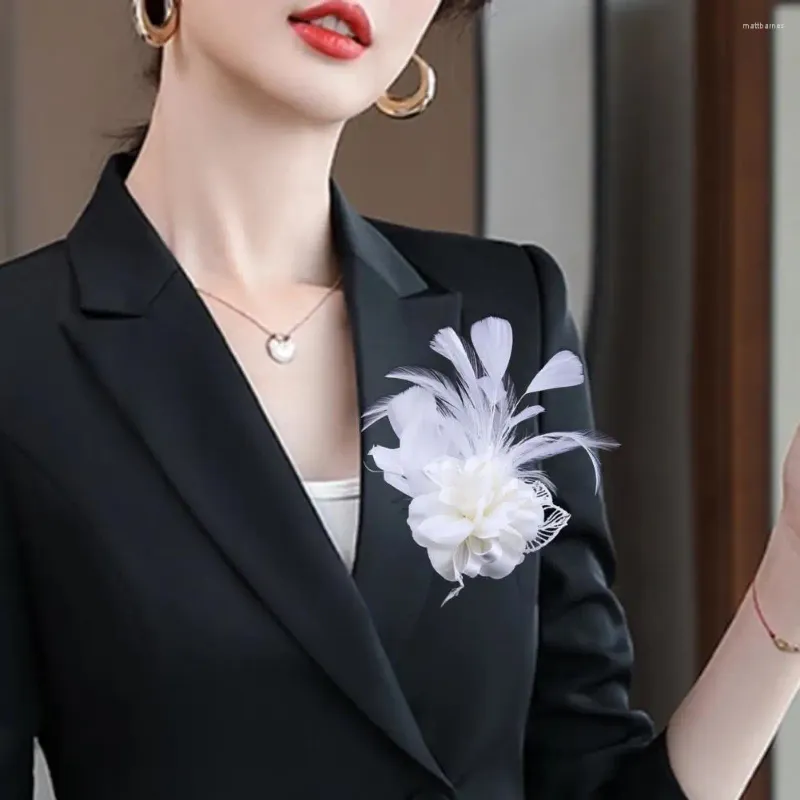 ブローチ高品質のフェザーブローチヴィンテージファブリックフラワーピン女性ヘアリップファッションアクセサリードレスやコートの装飾のためのファッションアクセサリー