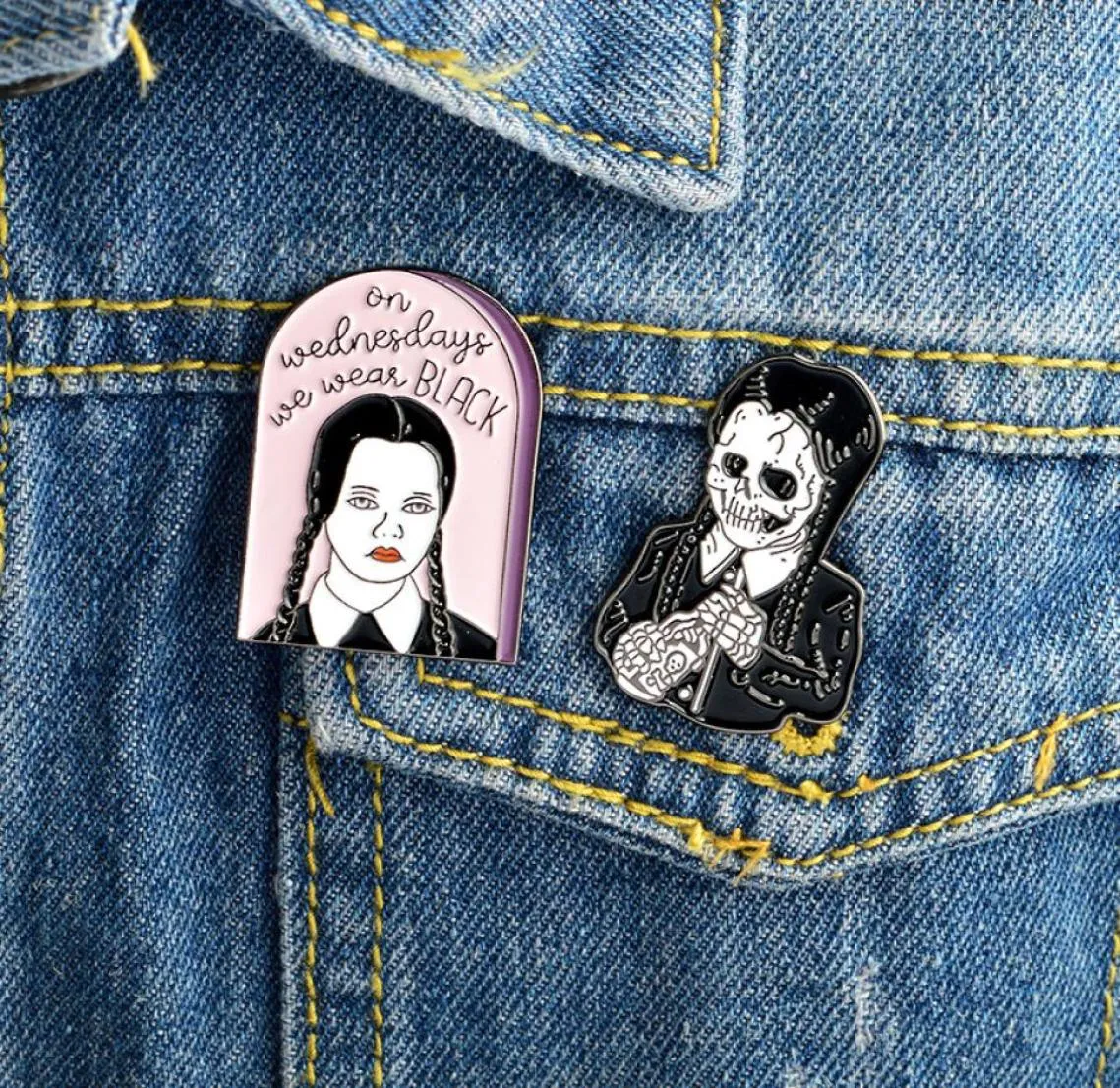 La famiglia Addams ha ispirato mercoledì Addams Dark smalto Darkge Badge Giacca di jeans Gioielli regali per donne per donne Men6309123