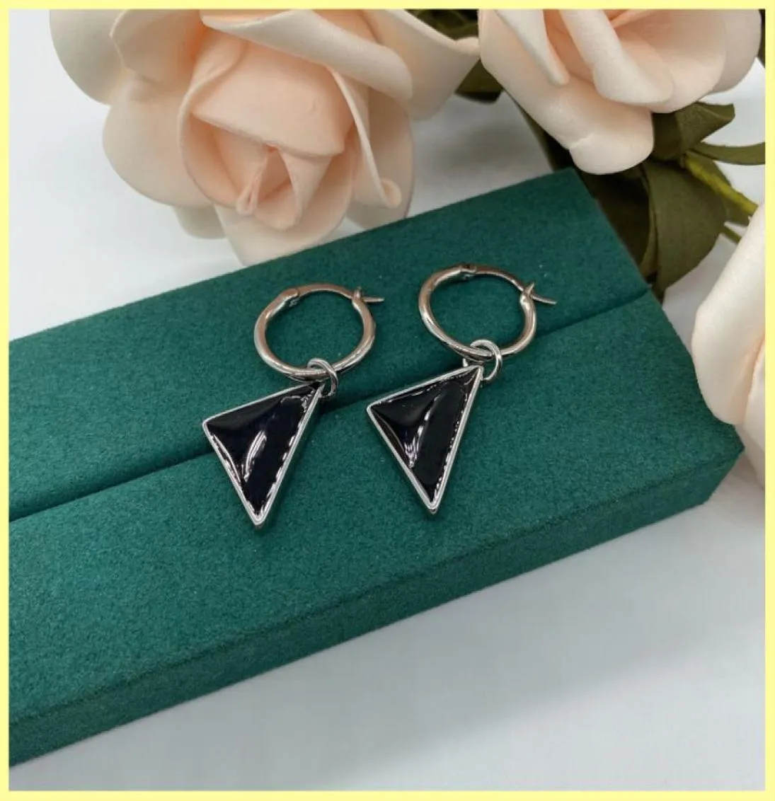 Women Hoop Dangle Earrings Fashion Designer Triangle Earring Womens Mens smycken Luxurys Märken P Studörhängen Halsband 925 SILV3656231