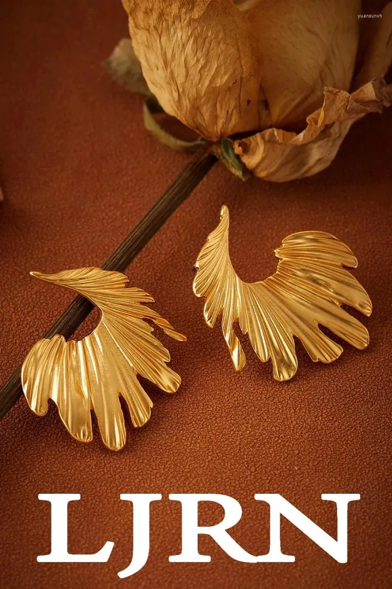 Boucles d'oreilles étalon 2024 Ins Style Oreille de boucle de boucle de plumes Big For Women Girl Gold Coul Couleur en laiton Métal Simple Trendy Charm bijoux