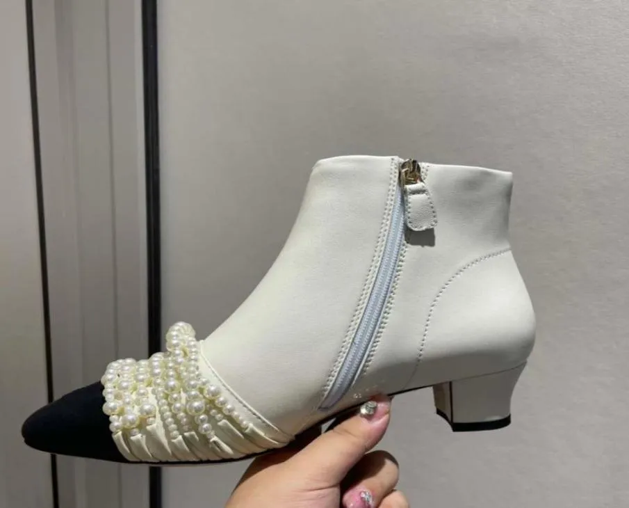 2021 Women Boots أنيقة العجل الكلاسيكية اللؤلؤ في الكاحل مصمم فاخر مصمم شتاء الفتيات عرضة 4cm أحذية الكاحل عالية الحجم 35401908404