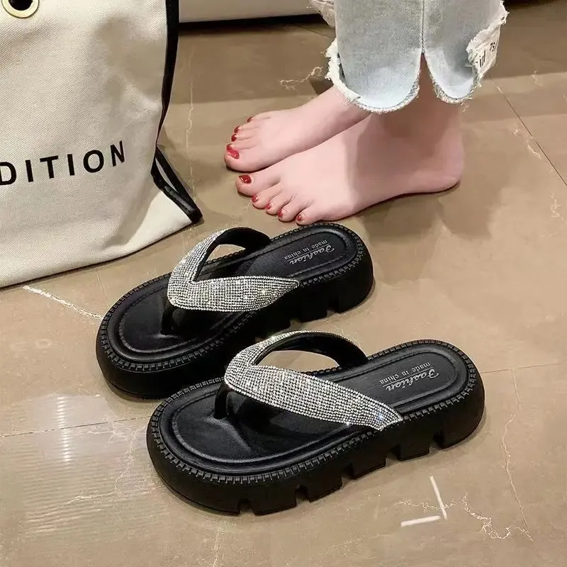 Kvinna Trend Rhinestone Flipflop Slippers Thick Sules Outdoor Wear Fashionable Beach Shoes Indoor Anti Slip Sandals 240412
