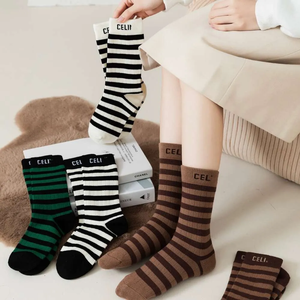 Sockenstrumpfchen koreanische Version des Trendy Brand-Wettbewerbs L-Letter Cashmere Herren-Frauen-Ins Warm Herbst Winter Winter Essential Coffee Student mittenlange