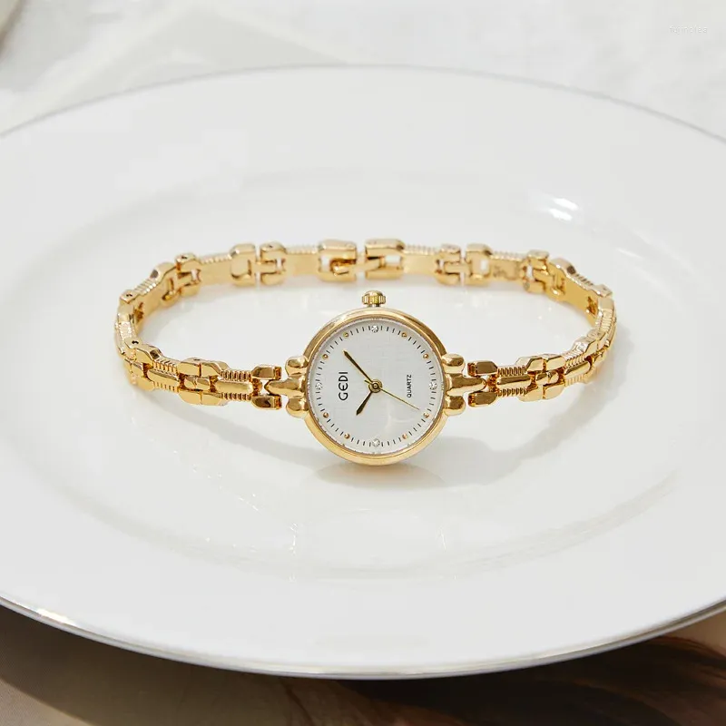 Montre-bracelets Simple Woards regarde un petit bracelet en bracelet en or regard de luxe 2024 Fashion Retro Retro Ladies Gift Relogio Feminino