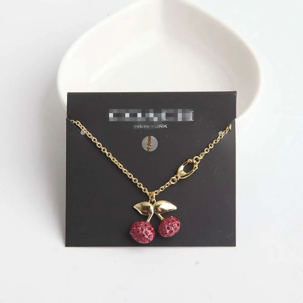 Designer Coache Couch Naszyjnik Codzienne akcesoria C Seria Womens Secret Set Cele Red Red Cherry Celdant Naszyjnik Krótki łańcuch kołnierzy