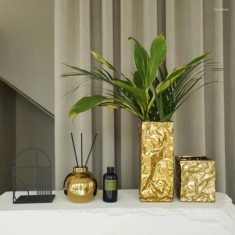 Vasen Goldene Falten moderne Blumen Vase Ornamente Nordic Wohnzimmer Dekor Keramik Luxus -Topf -Simulationsdekoration Requisiten