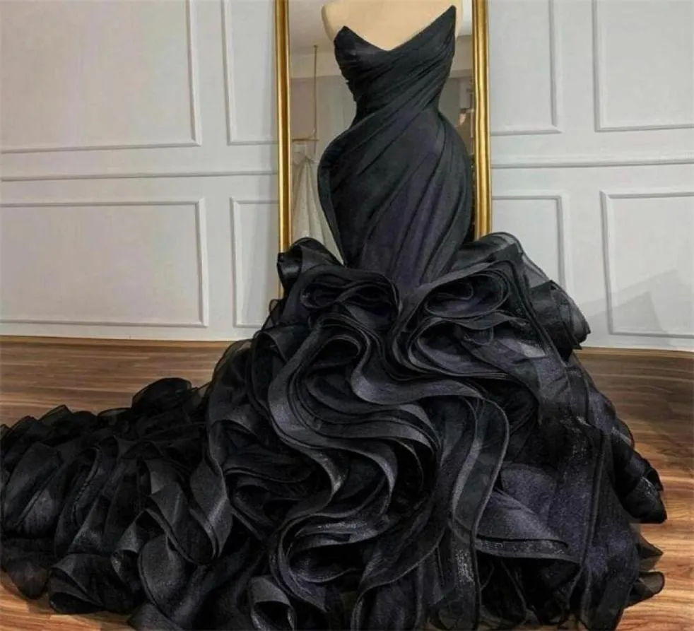 Gotiska svarta ruffles långa tåg sjöjungfruklänningar 2021 älskling verklig bild plus storlek organza brudparty klänningar för arabiska vestido2012087