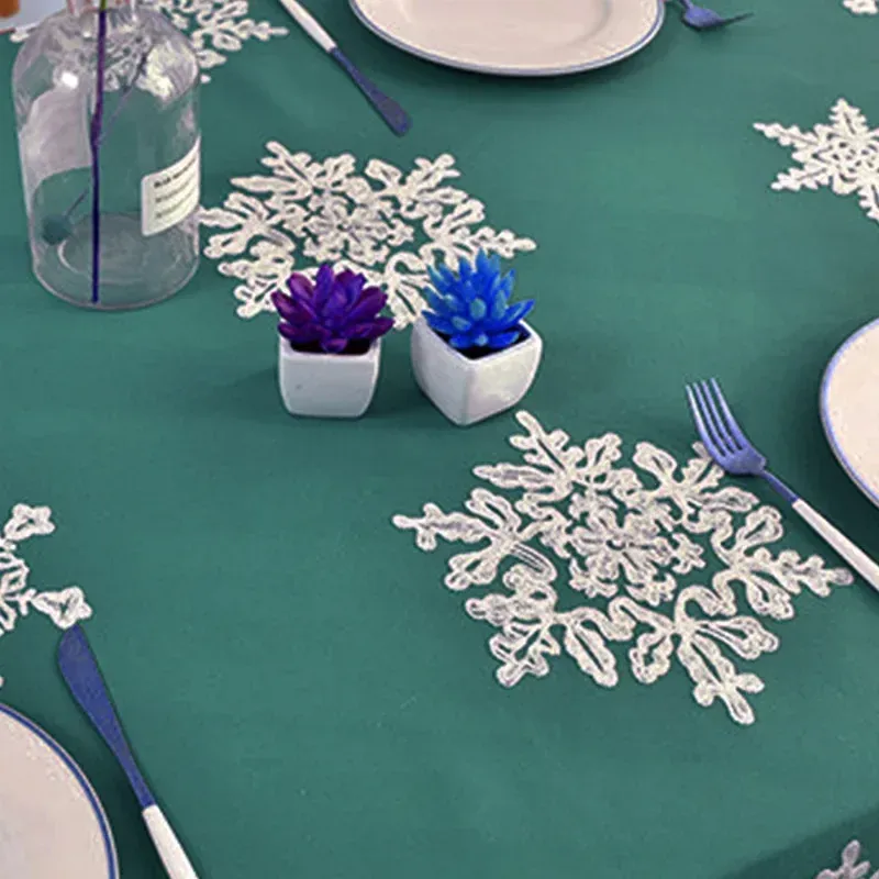 Nappe de Noël en satin classique Green / Red Snowflake Brodemery Table Couverture pour 2024 Noël Home Hotel Dining Table Table