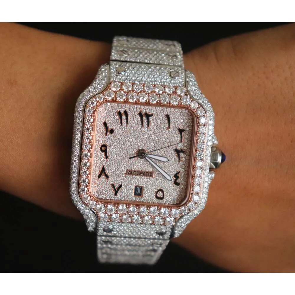 Luxury mirando completamente el reloj helado para hombres de la mujer