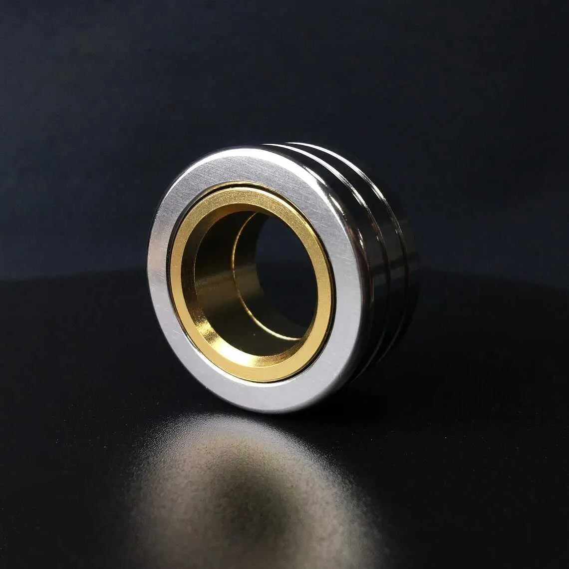 Dekompressionsleksak EDC Fidget Sliders Haptic Coin Mechanical Ring Fidget Toys Stress Relief för vuxna Magnet Metal Basic 240413