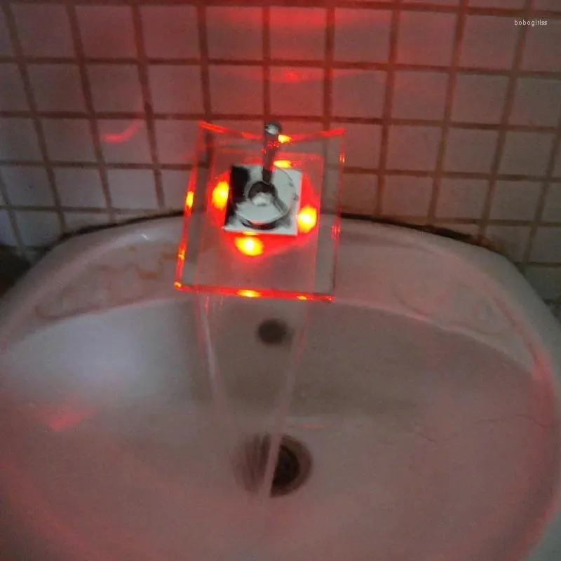 Rubinetti del lavandino da bagno a cascata a cascata bacino tap mixer luce rubinetto con luci che cambiano colore in base alla temperatura dell'acqua