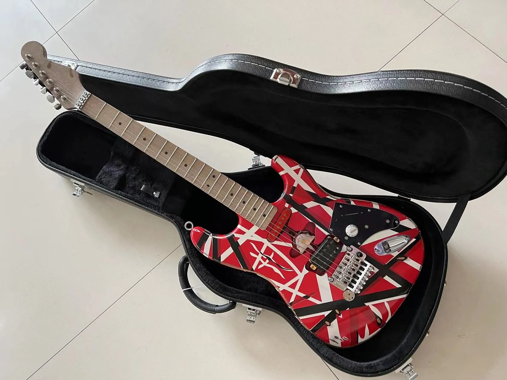 Estoque Edward Eddie Van Halen Relic Relic Red Franken 5150 Guitarra elétrica Black White Stripes Floyd Rose Tremolo Bridge