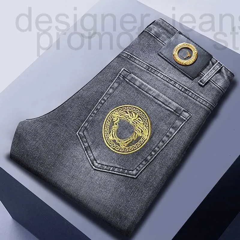 メンズジーンズのデザイナーMedusa Trendy Autumn and Winter Jeans for Stried Fit、Elastic Embroidery、Gray Trendy Pants L4U2 4ige