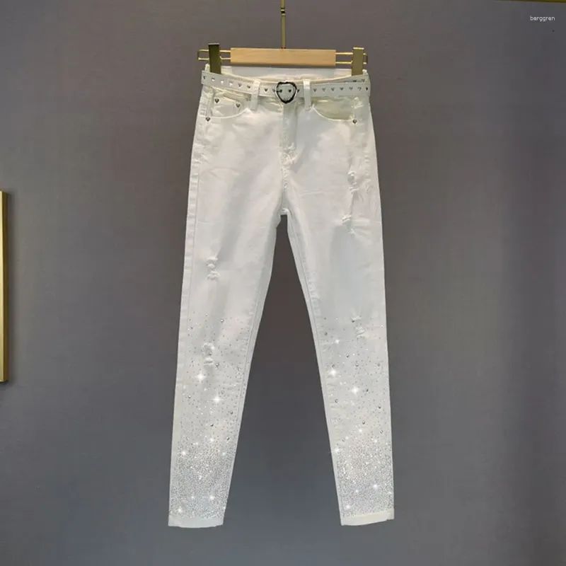 Kvinnors jeans 2024 Vår sommarvit för kvinnor europeisk elastisk tät montering denim Rhinestone High midje pennbyxor