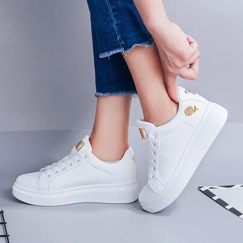Casual Shoes 2024 Kvinnor utan klackar läder kvinnliga vita sneakers damer fjäder snörning sommarskor för kvinna