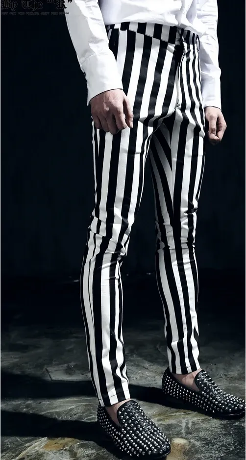 Spodnie 2746 2023 Czarno -białe pionowe paski chude spodnie męskie odzież Slim Casual Pants Plus Size Stage Kostiumy