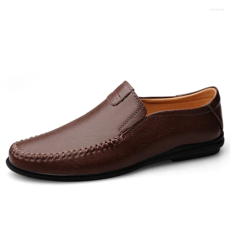 Chaussures décontractées 2024 Men de cuir Slip sur les mocassins formels Mocasins gents mâles conduisant Brogue respirant