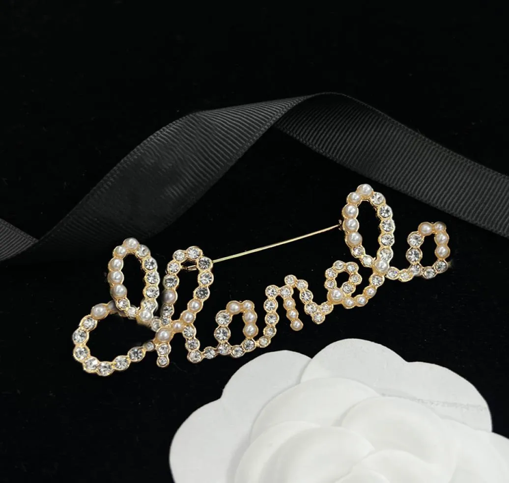 10 étages de marque mixte broches de luxe Broche Broche célèbre Broche Femmes Diamond Tassel Robe épingle Bijoux Bijoux de Noël Cadeaux de Noël W6903553