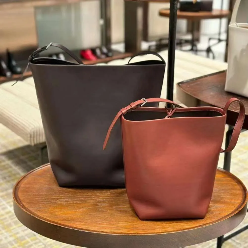 O designer de bolsa de marca vende bolsas femininas a 65% de desconto de couro para mulheres bolsa nova fivela sofisticada Bucket versátil de grande capacidade