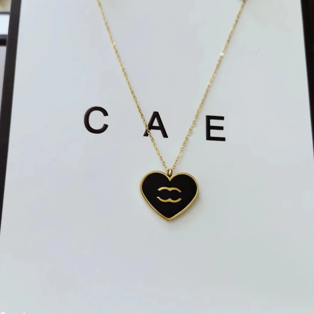 Luxury Gold Plated colar Brand Designer Black Peach Heart Charm Girl Fashion Moda Colar de alta qualidade Caixa de colar de joias de alta qualidade