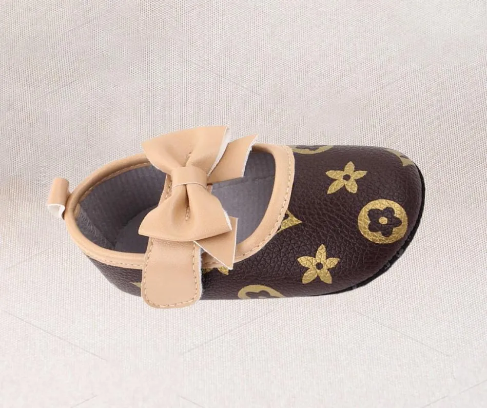 First Walkers Designer Designer Luxury Butterfly Knot Princess Chaussures For Baby Girls Soft Soft Souded Flats Moccasins Toddler Crib7413138