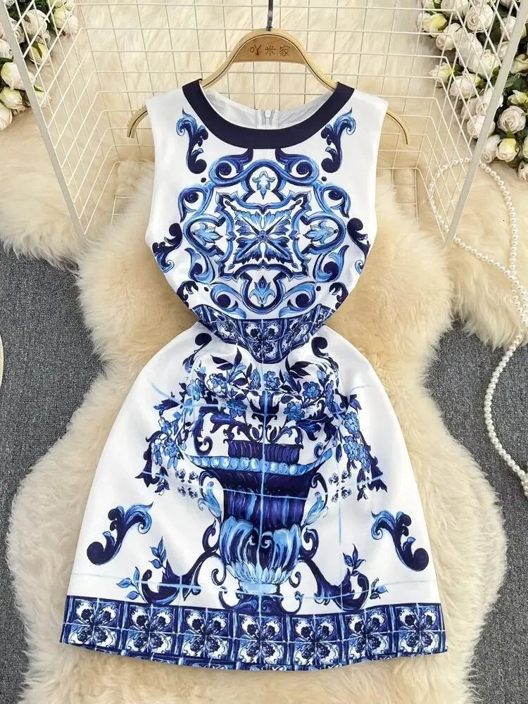 Modebanan sommar kort klänning kvinnor ärmlös elegant blå och vit porslin blomma tryck semester tank mini vestidos 240410