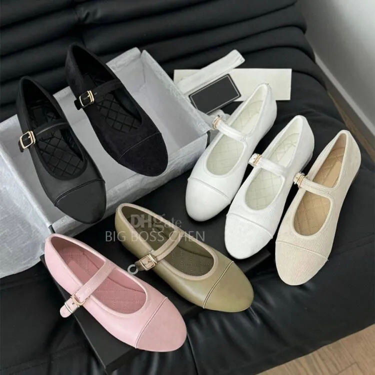 Toppkvalitet rundtå Mary Jane Flat Ballet Flat Shoes Rem Buckla läder Loafers Womens läder yttersula lyxdesigner klänningskor svart vit med låda