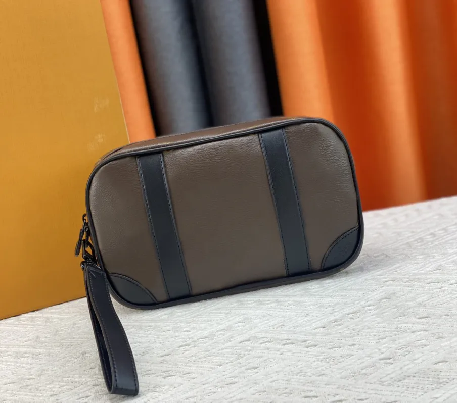 Designer Wrist Wallet for Men and Women Luxury Pochette Wallets Embossed Clutch Bag High Quality Zip Clutch Letter Big Card Holders